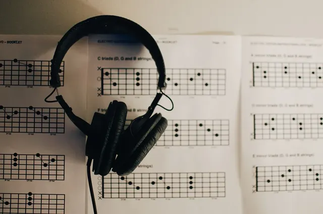 headphones yellow connotation happy